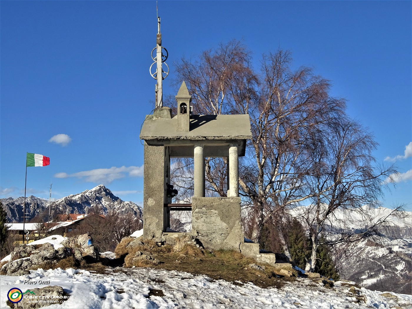 02 Alla Madonnina della neve in vetta al Monte Poieto (1360 m).JPG
